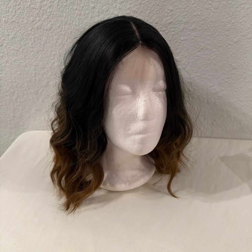 Synthetic two tone! Short wig with beautiful curls at the bottom! Face framing